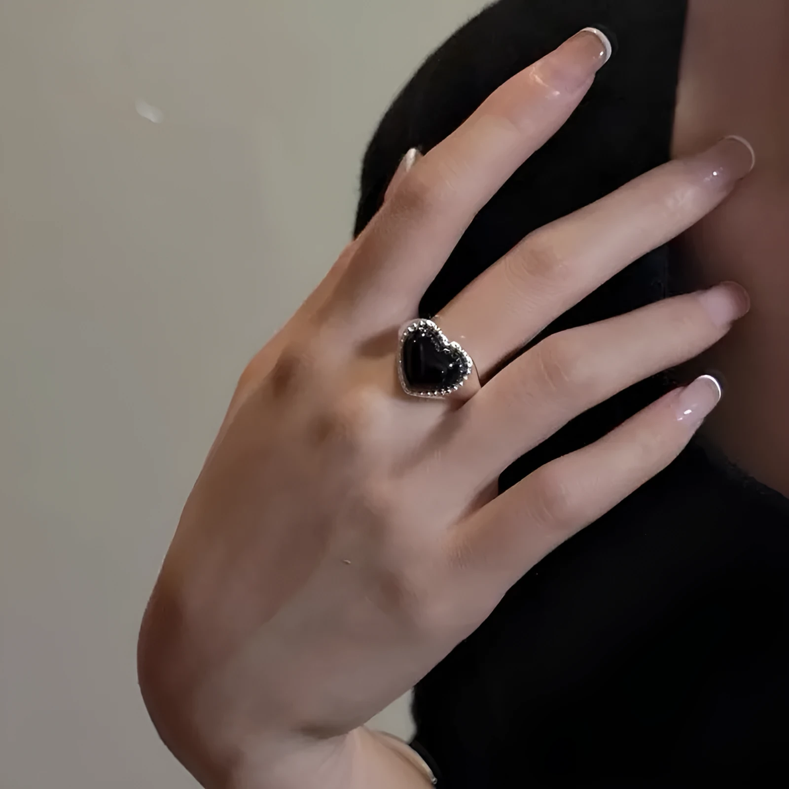 S925 sterling silver ring with heart-shaped black agate stone and adjustable open mouth design