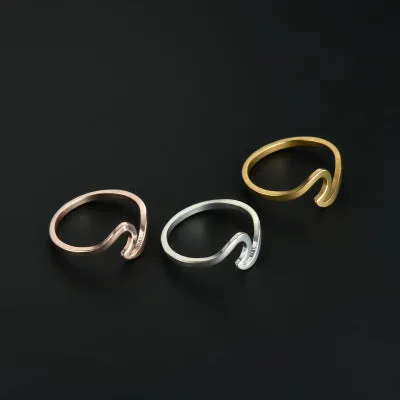 Wavy geometric couple ring in zinc alloy, glossy finish, available in gold, silver, rose gold