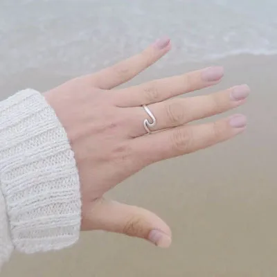 Wavy geometric couple ring in zinc alloy, glossy finish, available in gold, silver, rose gold