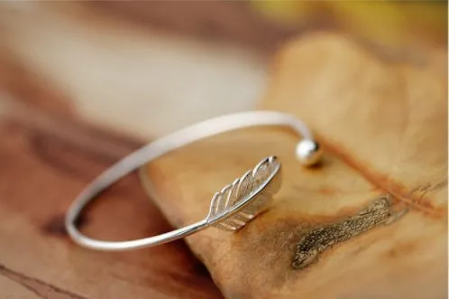 S925 sterling silver open bangle bracelet with a feather charm, silver colour, diameter 5.6 cm