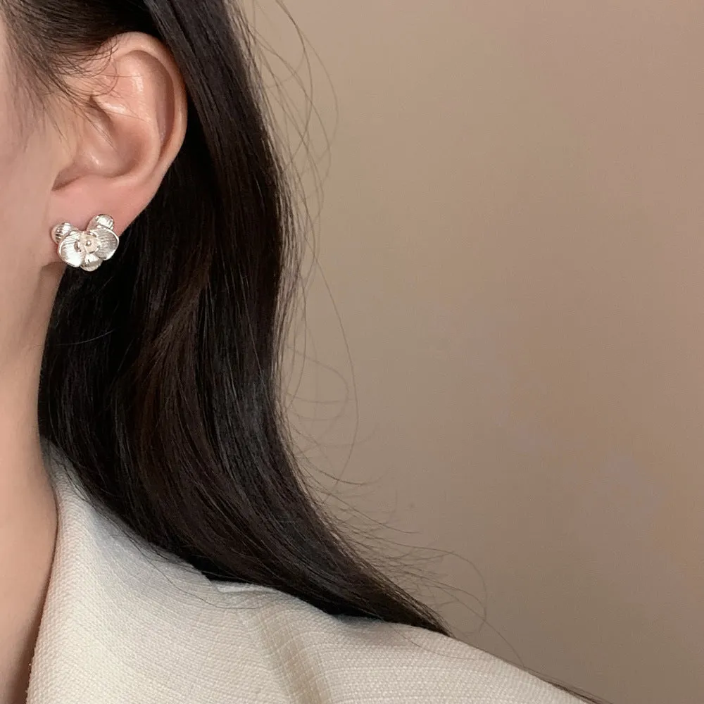 Retro floral earrings for women in gold and silver colours with petal design