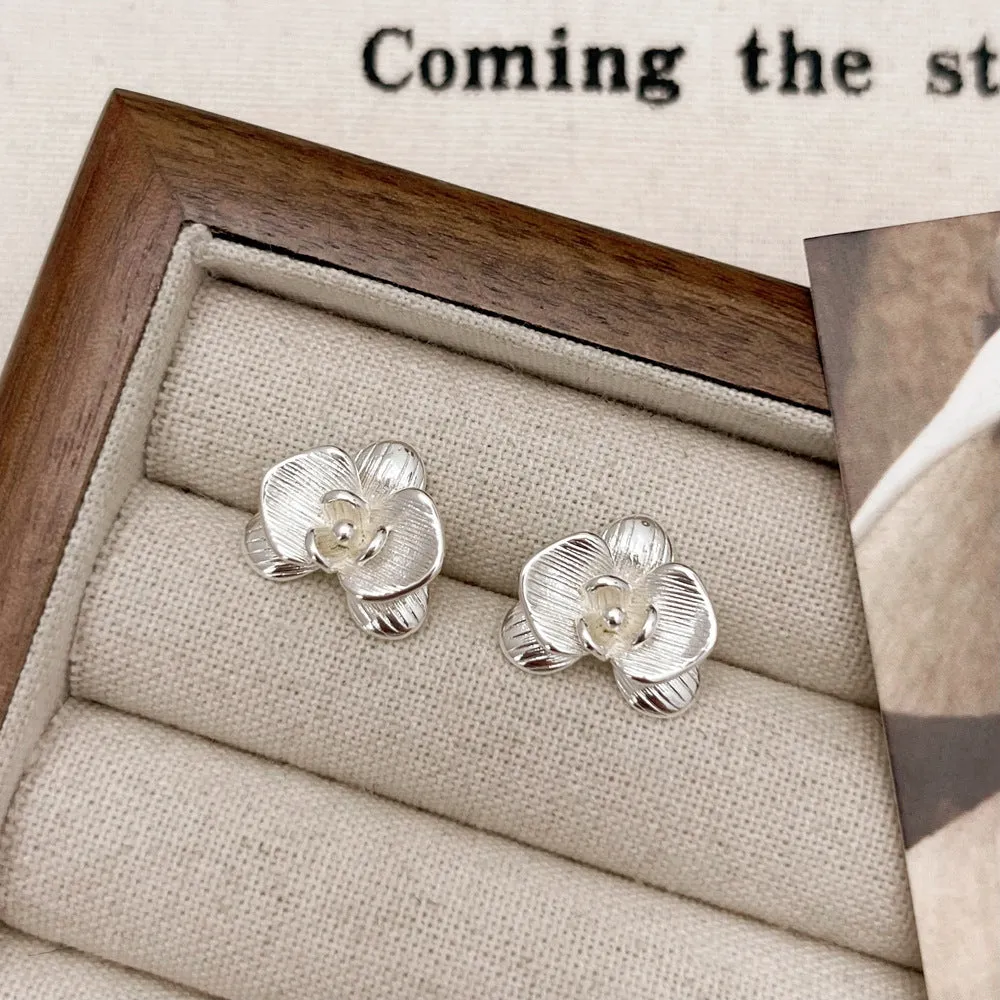 Retro floral earrings for women in gold and silver colours with petal design