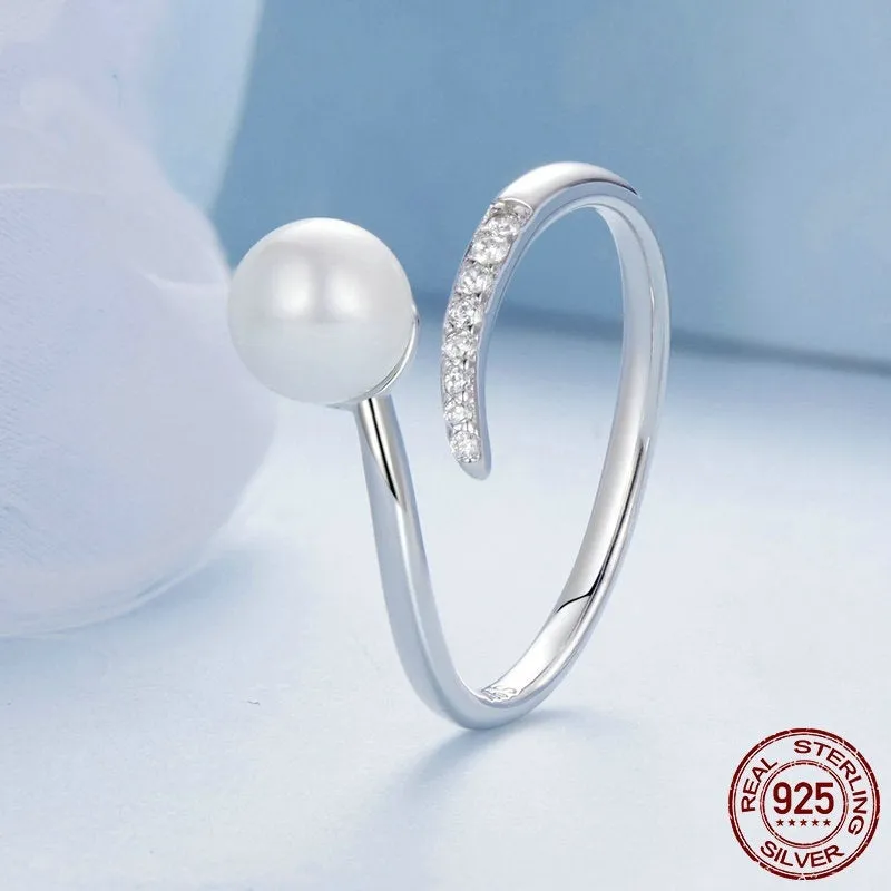 S925 sterling silver adjustable ring with shell pearls on woman's hand