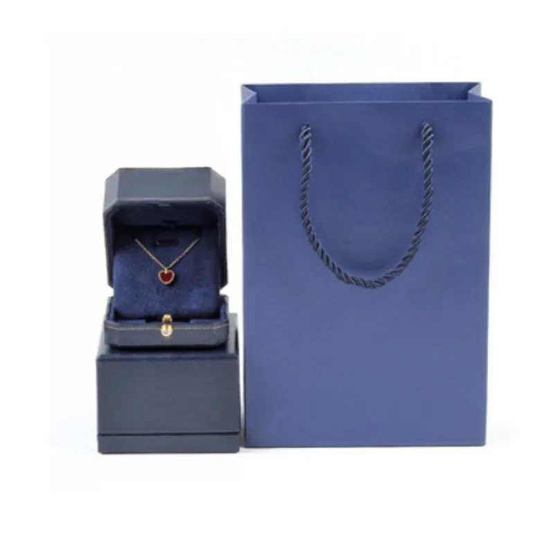 Detachable four-leaf clover necklace in titanium steel with zircon accents, short clavicle chain, multiple wearing options