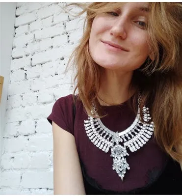 Alloy diamond short necklace with floral flower design and crystal detailing