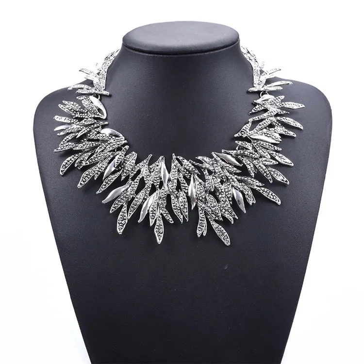 Alloy diamond short necklace with floral flower design and crystal detailing
