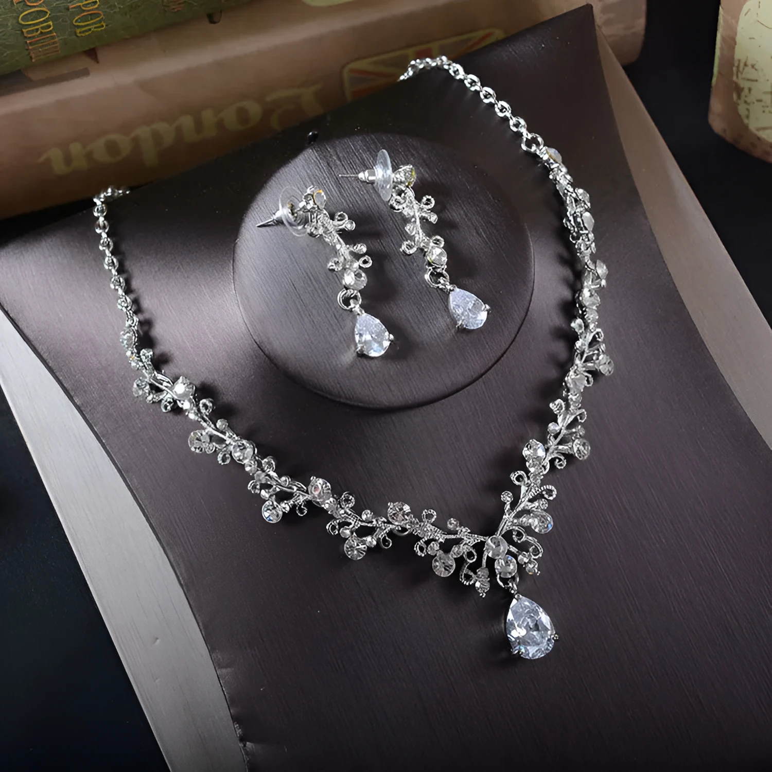TL205 alloy zircon rhinestone bridal jewelry set with necklace and earrings on white background