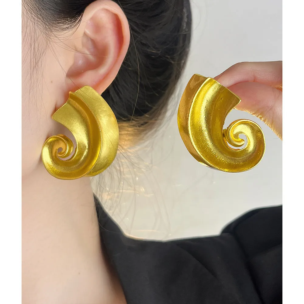 Geometric stud earrings with retro design measuring 5cm in gold or silver colour