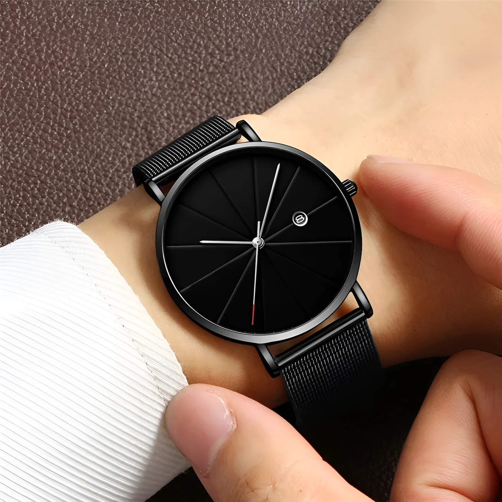 Men's simple calendar quartz watch with stainless steel case and mineral glass face, 40mm diameter