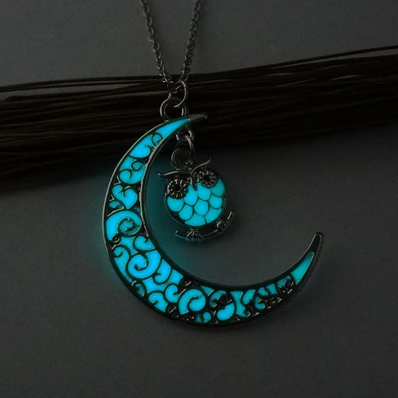 Glowing pendant necklace with silver plated chain, 50 cm length, luminescent pendant in white K plating