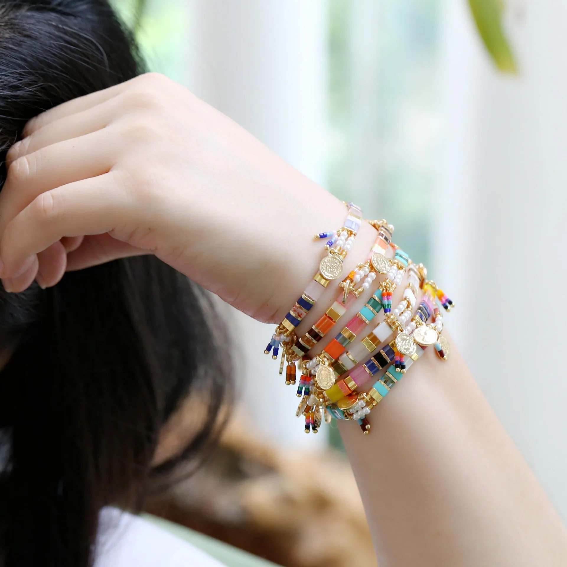 Women's handcrafted bracelet with imitation pearl and glass coloured beads in European and American style