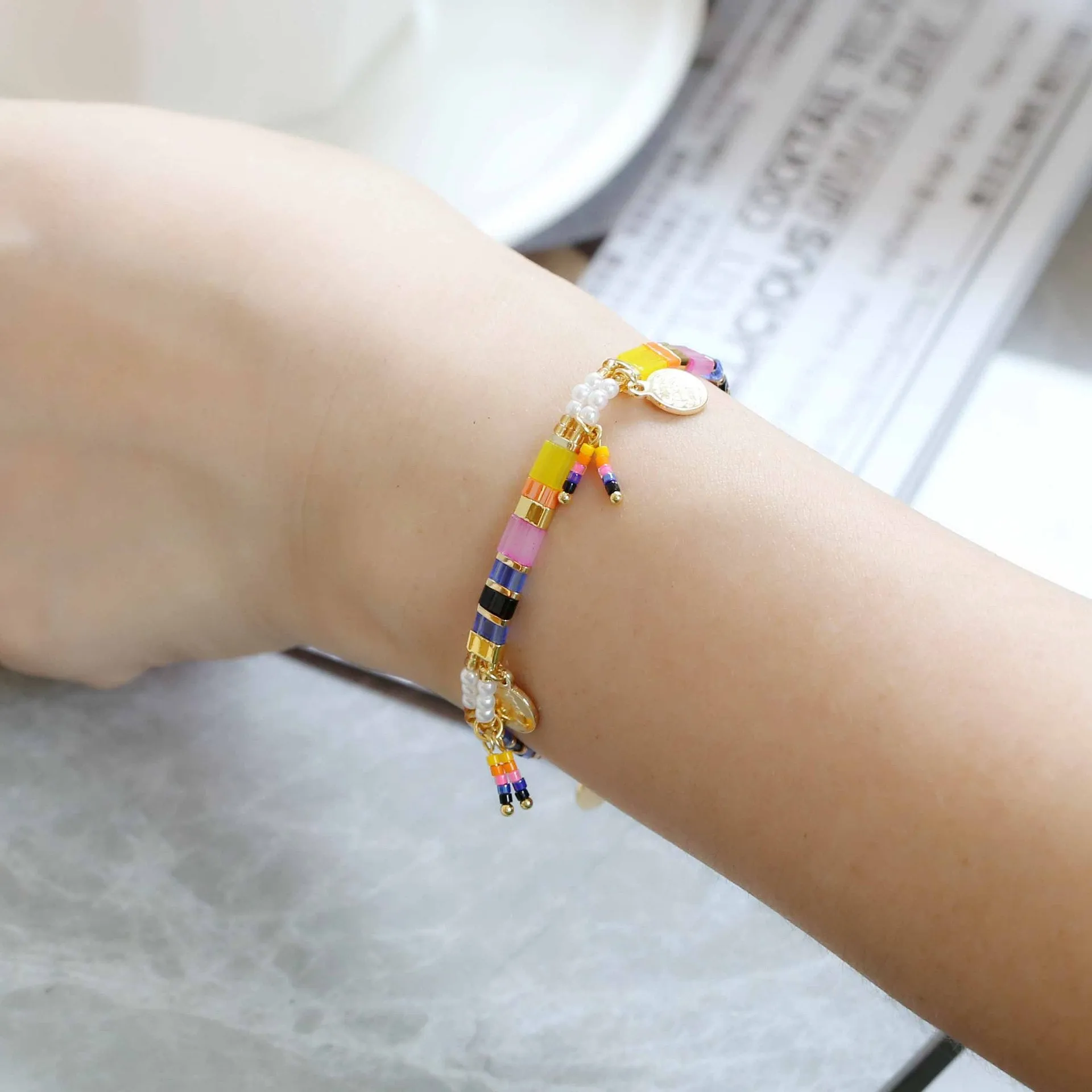 Women's handcrafted bracelet with imitation pearl and glass coloured beads in European and American style