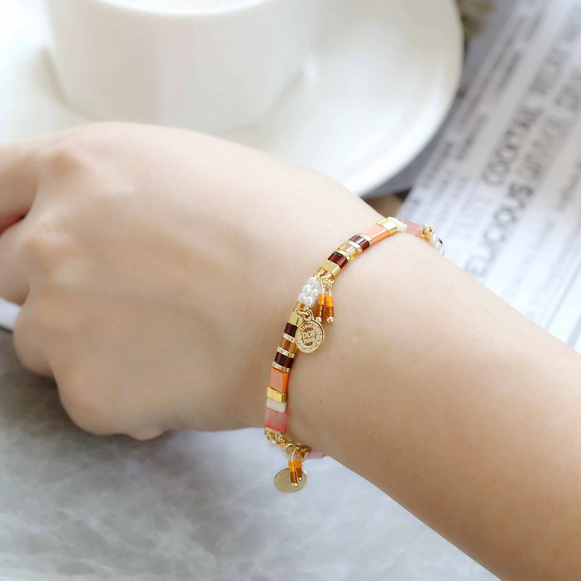 Women's handcrafted bracelet with imitation pearl and glass coloured beads in European and American style