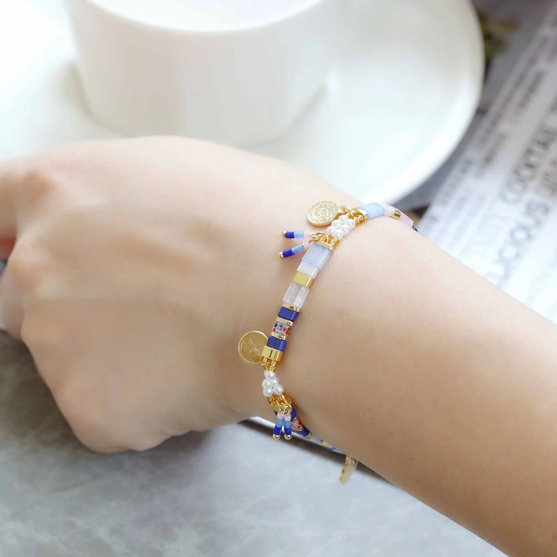Women's handcrafted bracelet with imitation pearl and glass coloured beads in European and American style