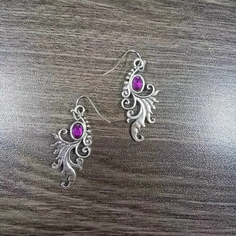 Retro distressed ethnic earrings in antique silver with diamond pendant shape, made from zinc alloy