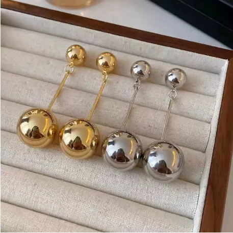 Metal heart-shaped geometric earrings with electroplated silver needle finish, three colour ball options