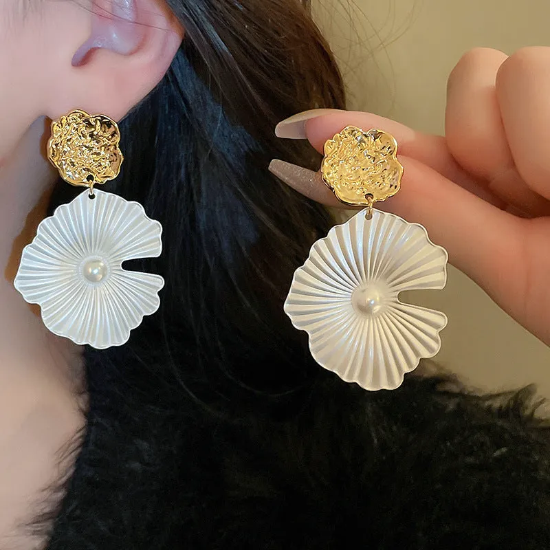 Metal heart-shaped geometric earrings with electroplated silver needle finish, three colour ball options