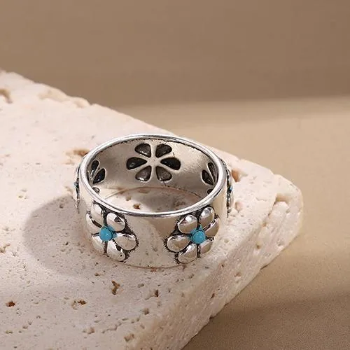 Antique silver alloy flower daisy ring on geometric band, women's niche vintage jewellery