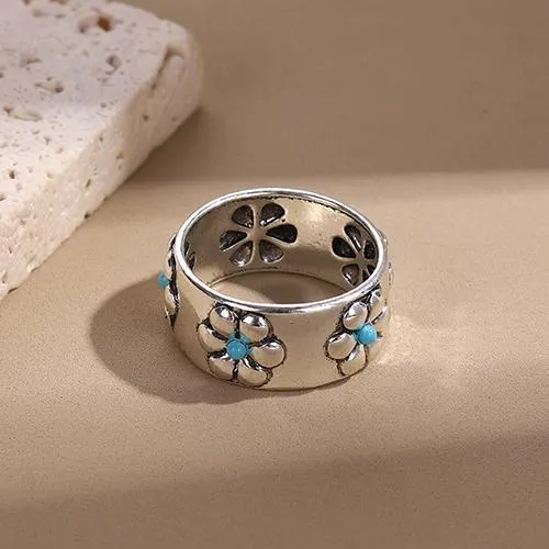 Antique silver alloy flower daisy ring on geometric band, women's niche vintage jewellery
