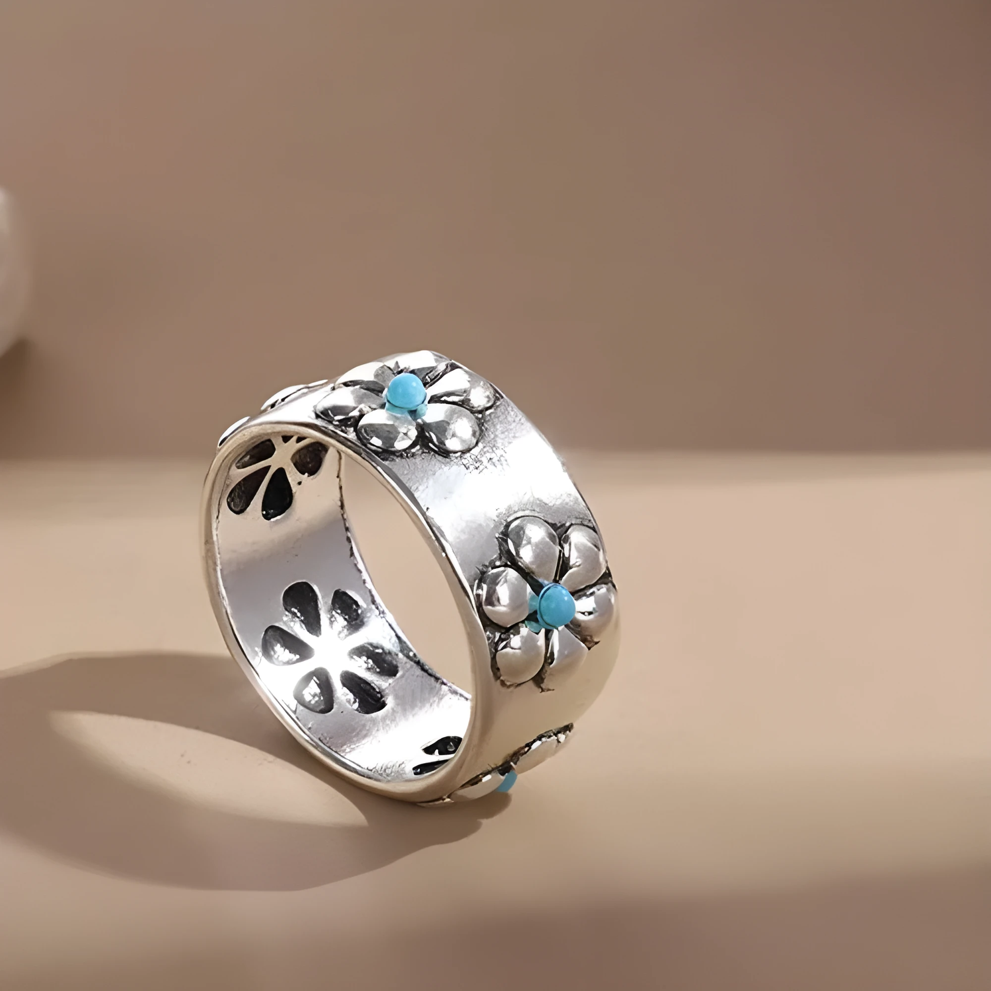 Antique silver alloy flower daisy ring on geometric band, women's niche vintage jewellery