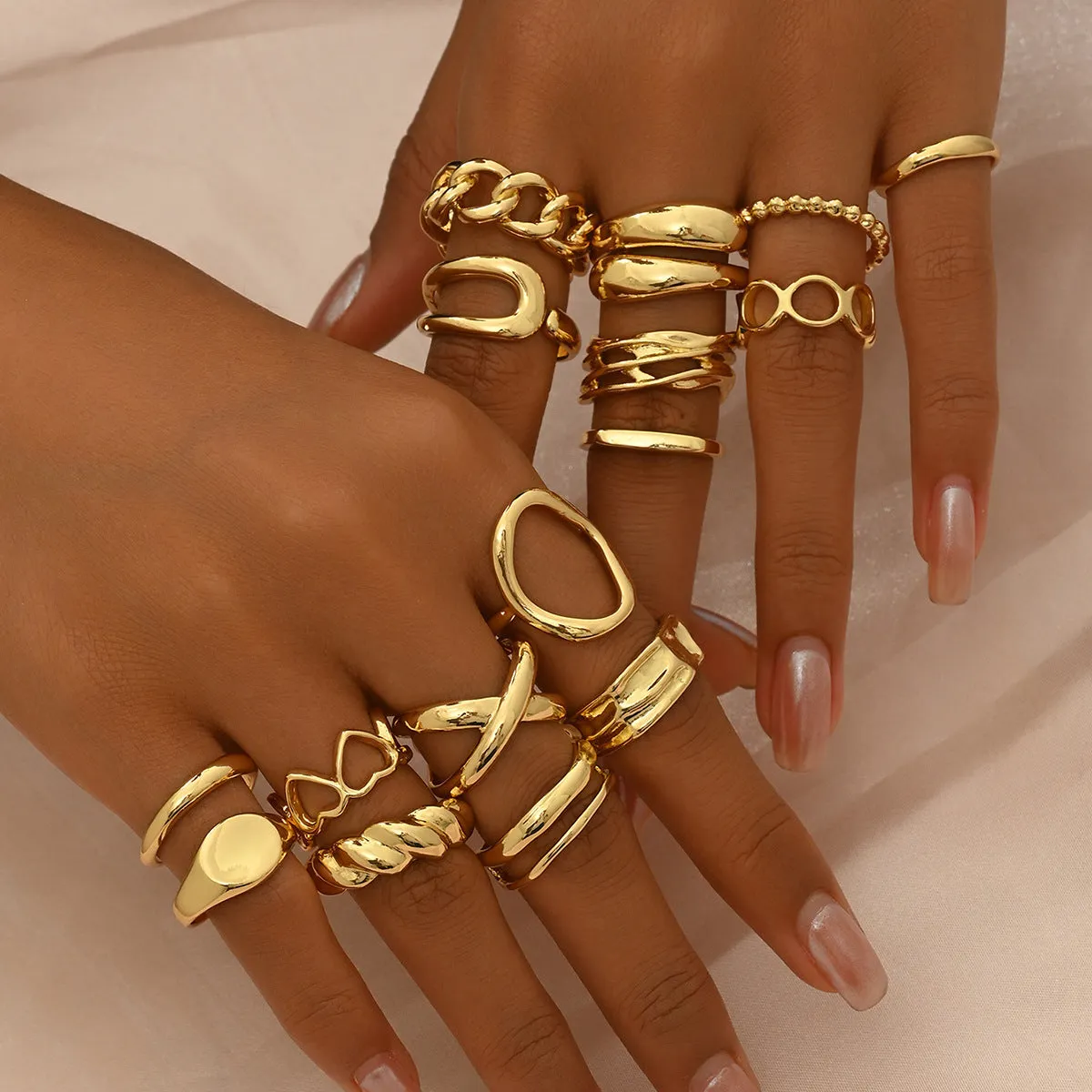 Women's 16-piece open ring suit in silver and gold zinc alloy geometric shape on display