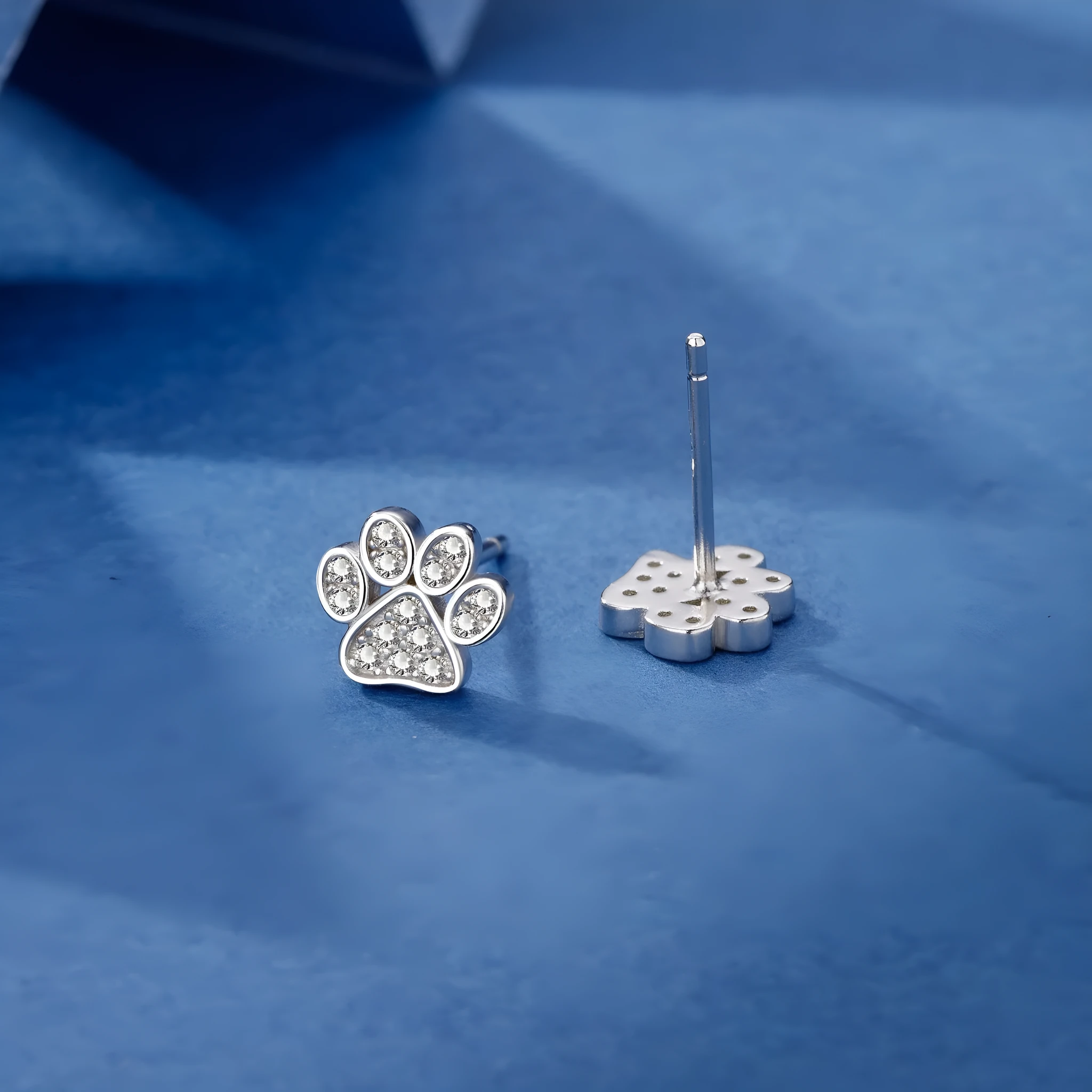 Pair of 925 sterling silver cat's paw stud earrings with full zircon surface, silver colour, 1.5 cm diameter