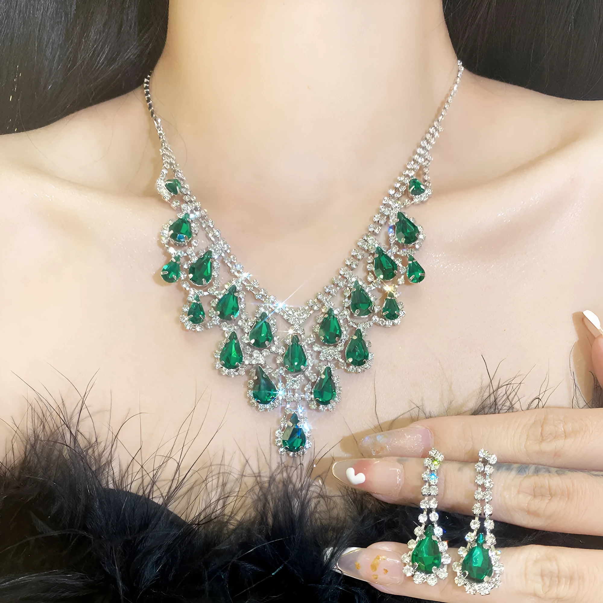 Retro rhinestone drop tassel pendant necklace on alloy claw-clavicle chain, emerald green, adjustable 51-80cm