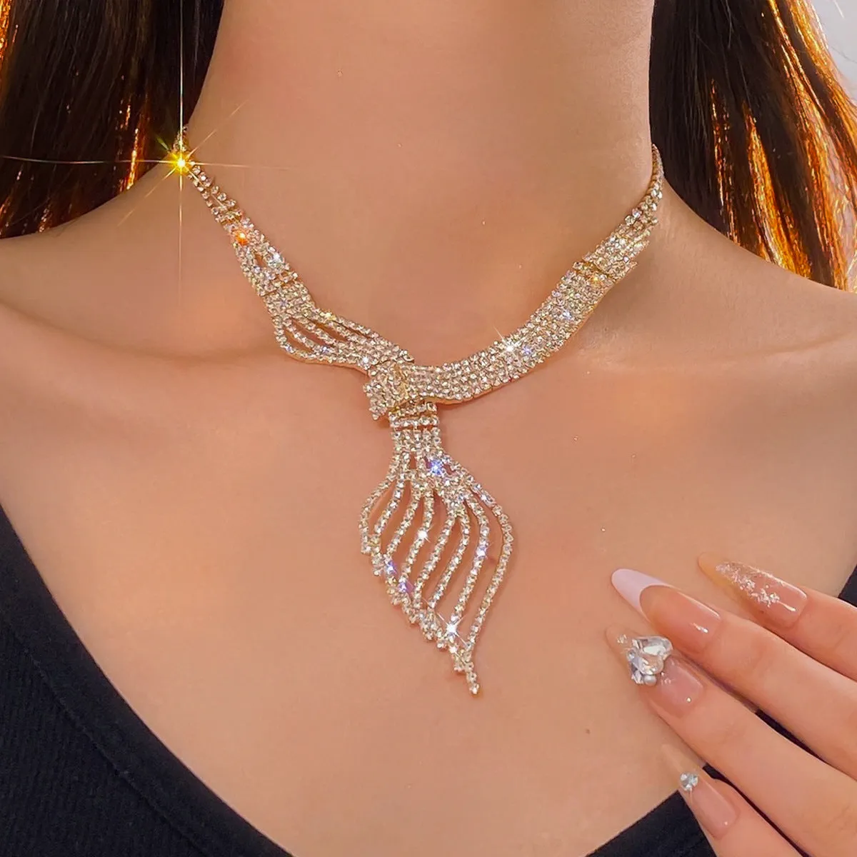 High-grade women's clavicle chain jewellery set in gold alloy with diamond finish includes necklace and earrings
