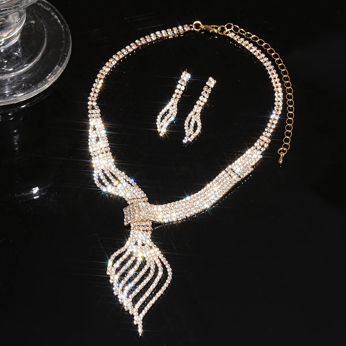 High-grade women's clavicle chain jewellery set in gold alloy with diamond finish includes necklace and earrings
