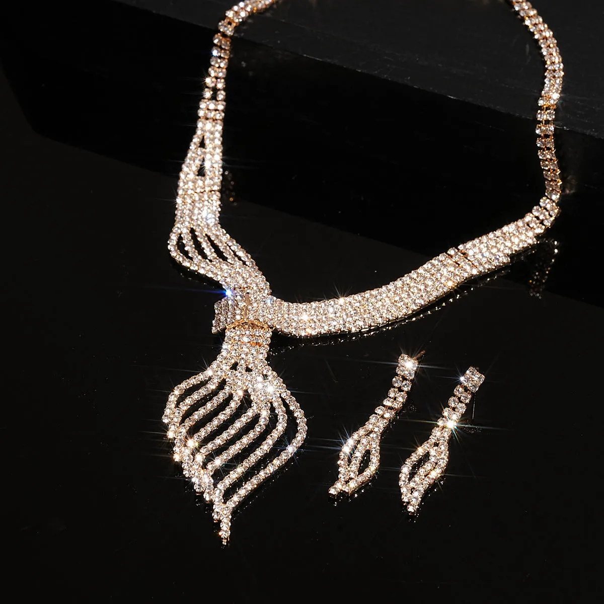 High-grade women's clavicle chain jewellery set in gold alloy with diamond finish includes necklace and earrings