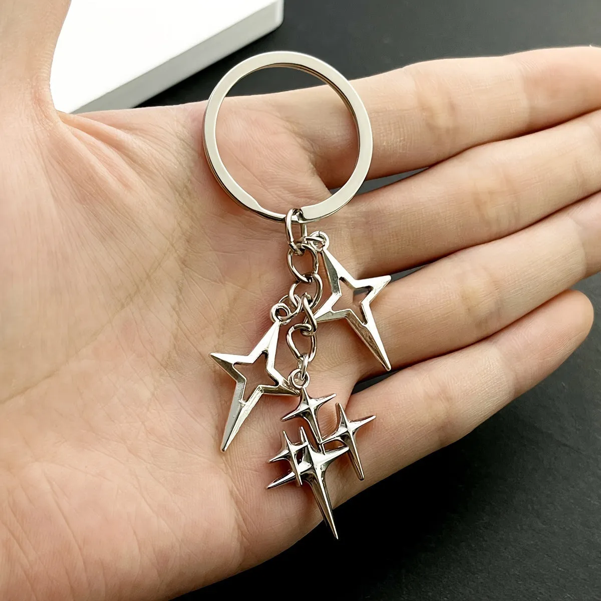 Retro metal alloy keychain with four eight-pointed stars in Q53 colour