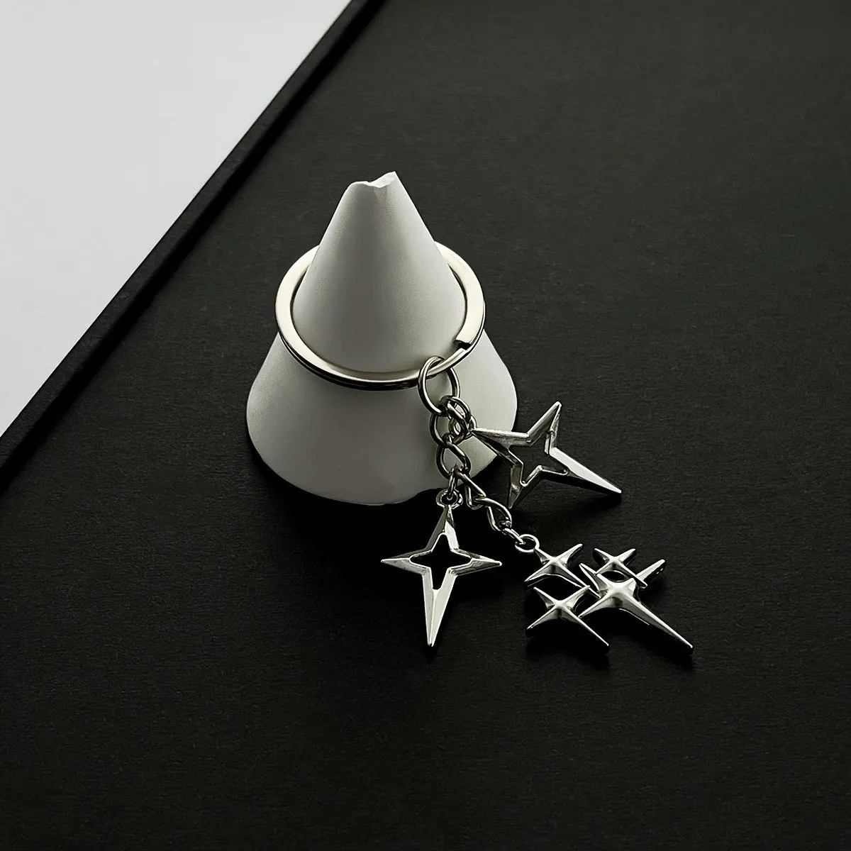 Retro metal alloy keychain with four eight-pointed stars in Q53 colour