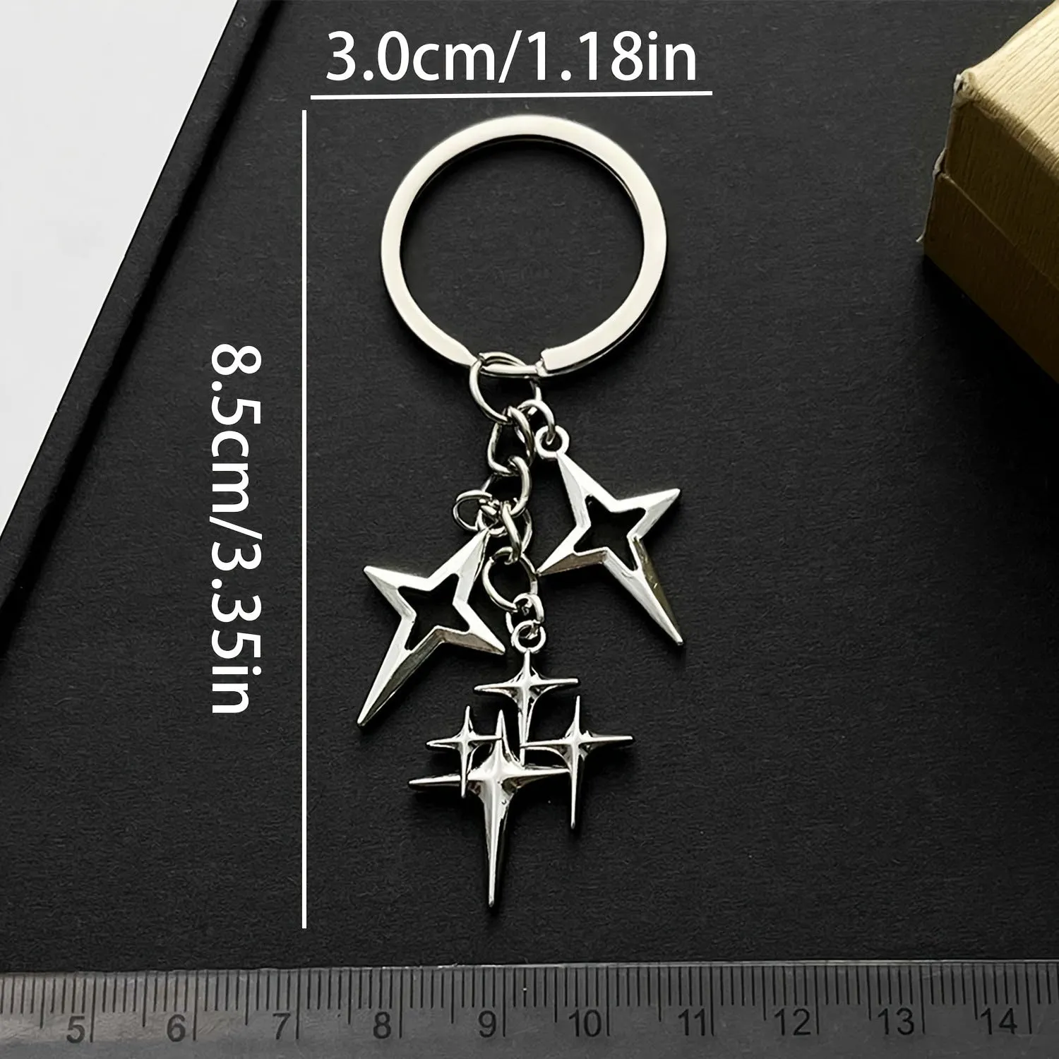 Retro metal alloy keychain with four eight-pointed stars in Q53 colour