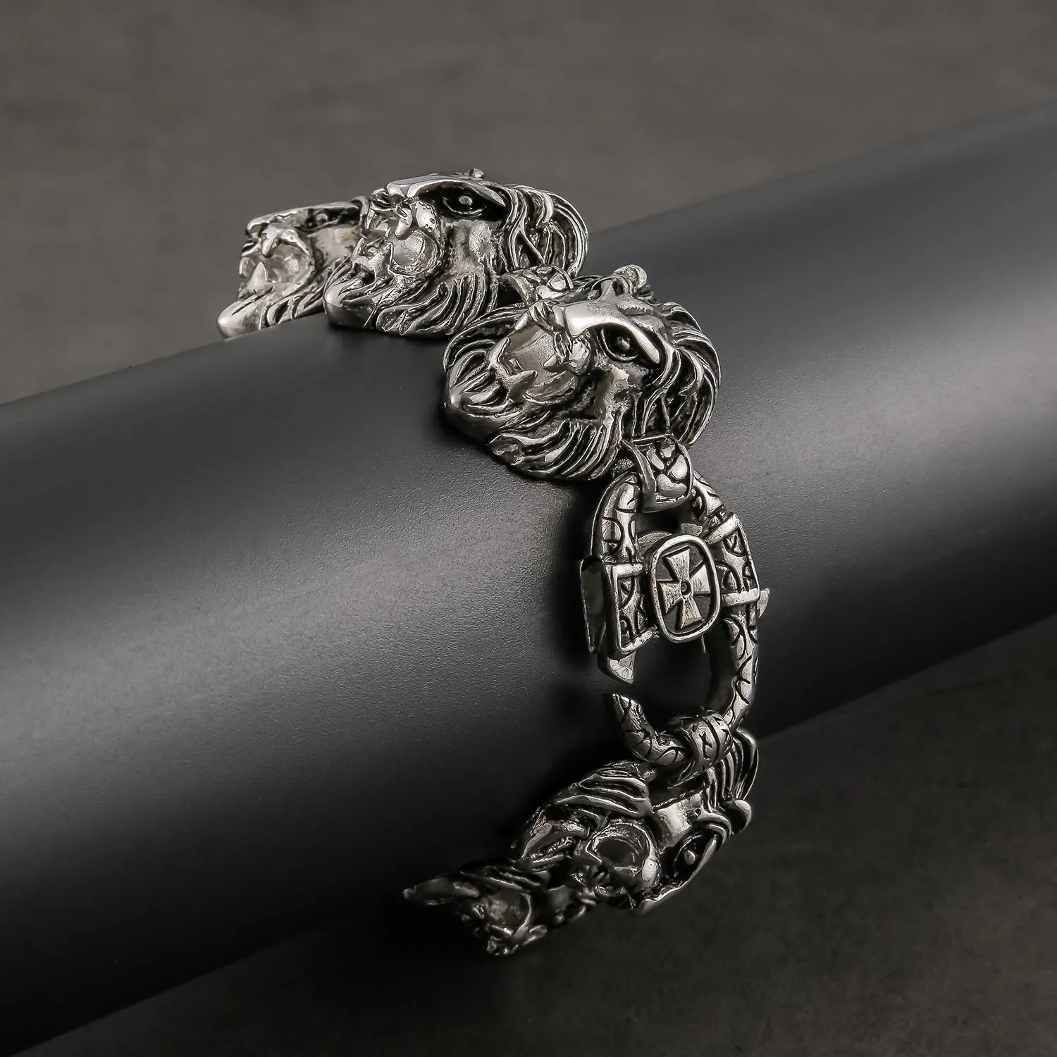 Men's titanium steel bracelet with retro lion's head design, polished steel finish