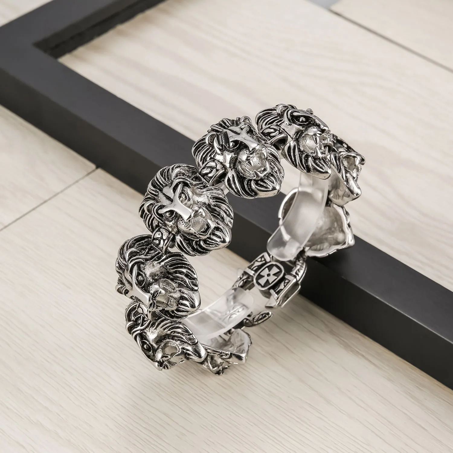 Men's titanium steel bracelet with retro lion's head design, polished steel finish