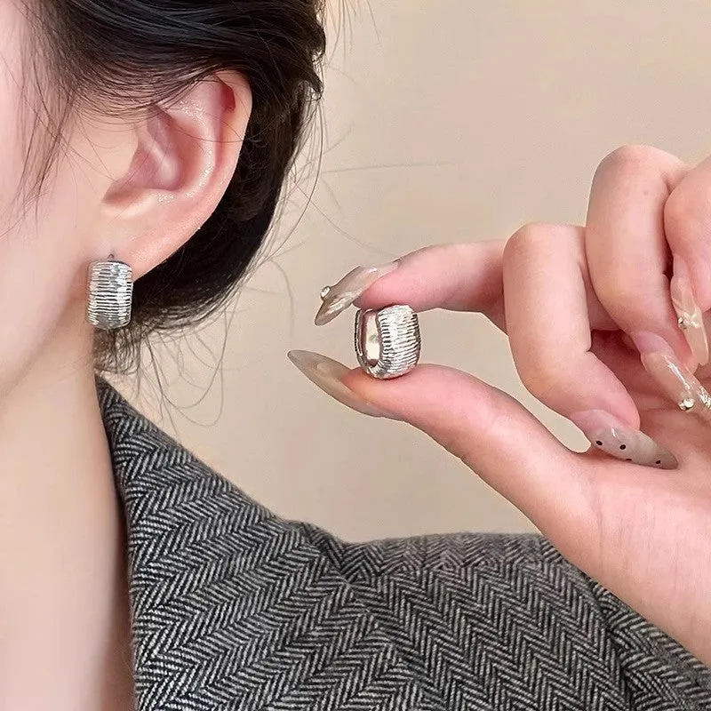 Gold geometric U-shaped alloy ear clip for women with electroplated finish