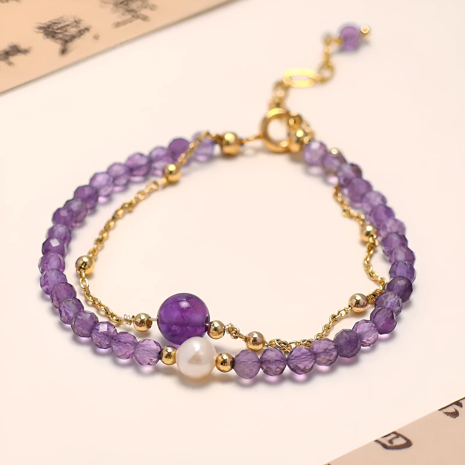 Amethyst-coloured Chinese-style women's crystal bracelet with electroplated finish and diamond shape.