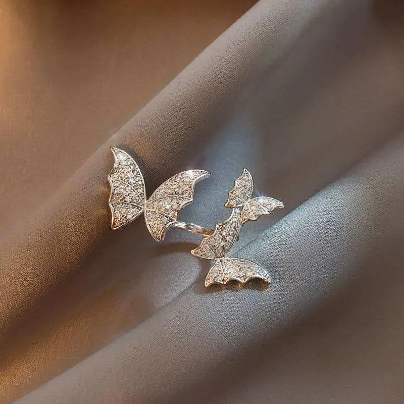 Turnable anxiety ring with bead in rose gold finish, copper construction, adjustable opening, butterfly motif