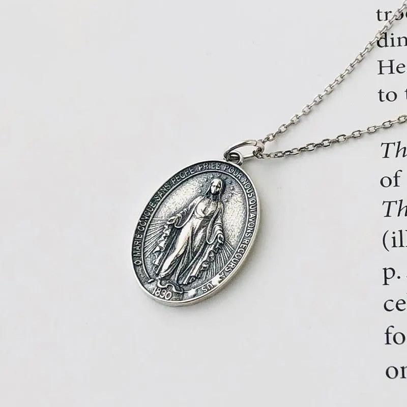 S925 sterling silver vintage embossed portrait coin-style pendant in gold finish on white background