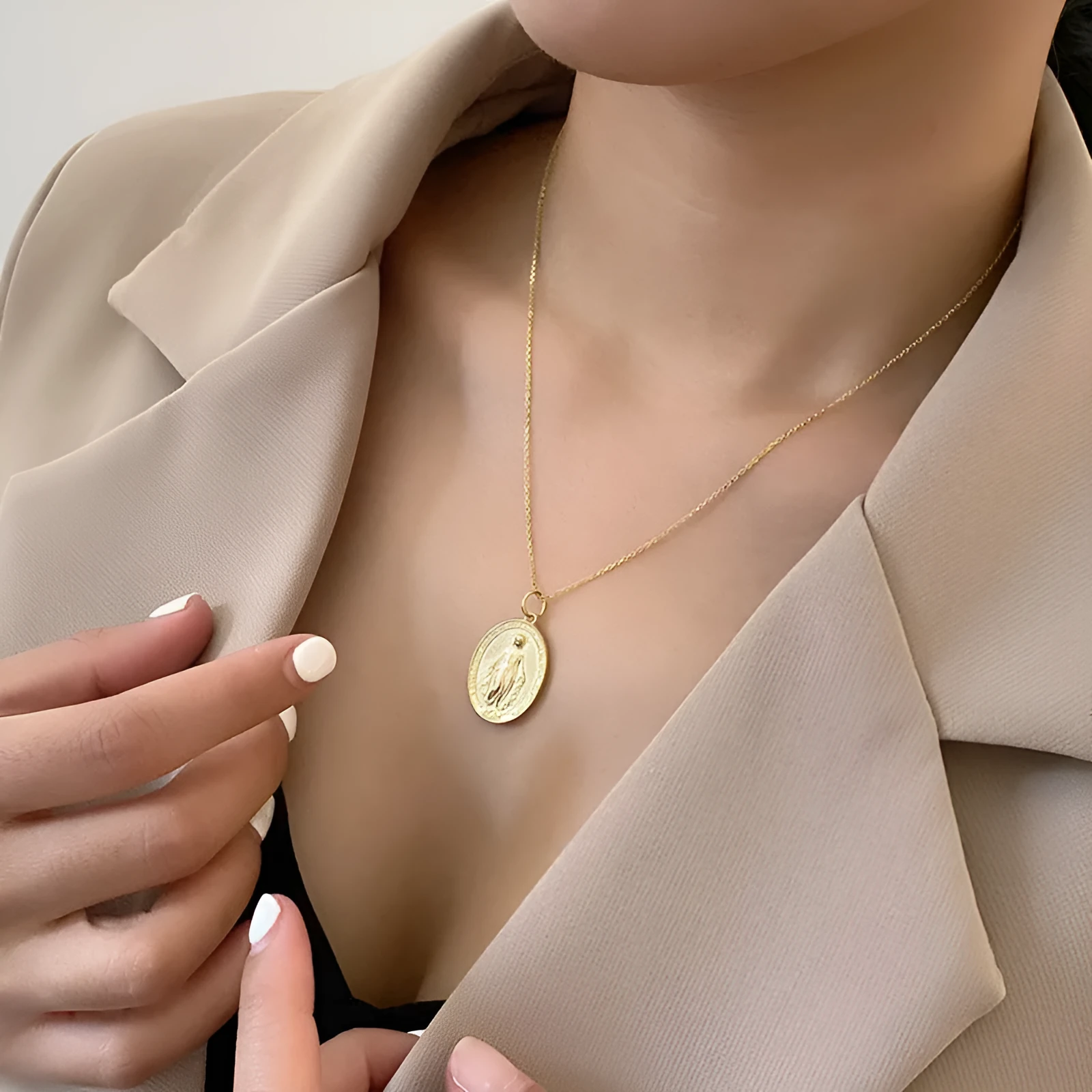 S925 sterling silver vintage embossed portrait coin-style pendant in gold finish on white background