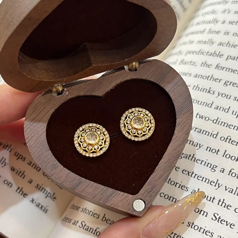 Pair of retro sunflower window stud earrings in copper-plated gold finish