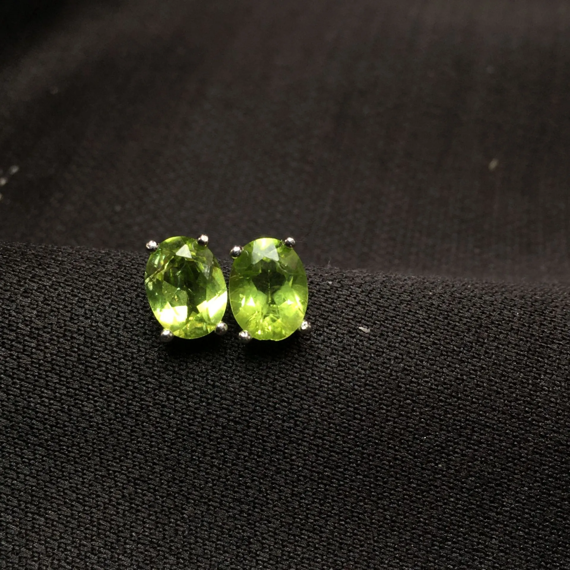 Natural grass green olivine stud earrings in S925 silver with 6x8mm geometric oval stones.
