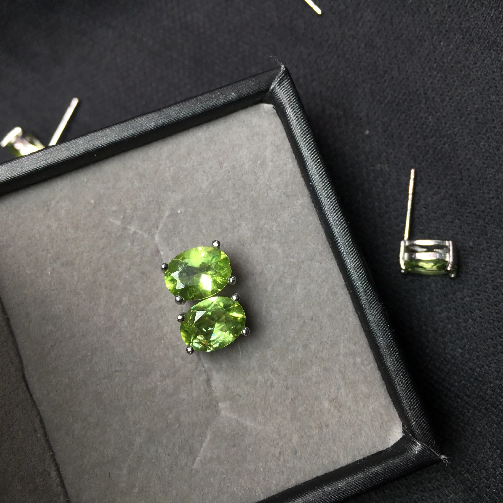 Natural grass green olivine stud earrings in S925 silver with 6x8mm geometric oval stones.