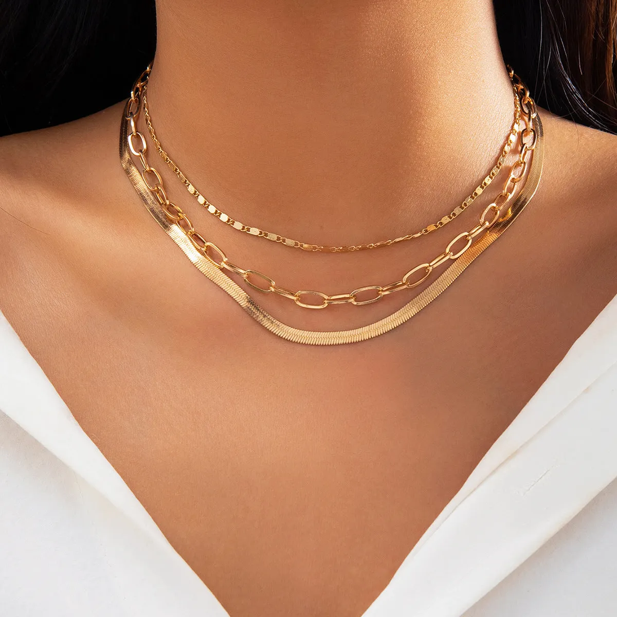 Multi-layer snake bone chain contrast colour necklace with U-shaped alloy pendant and pearl element on adjustable chain