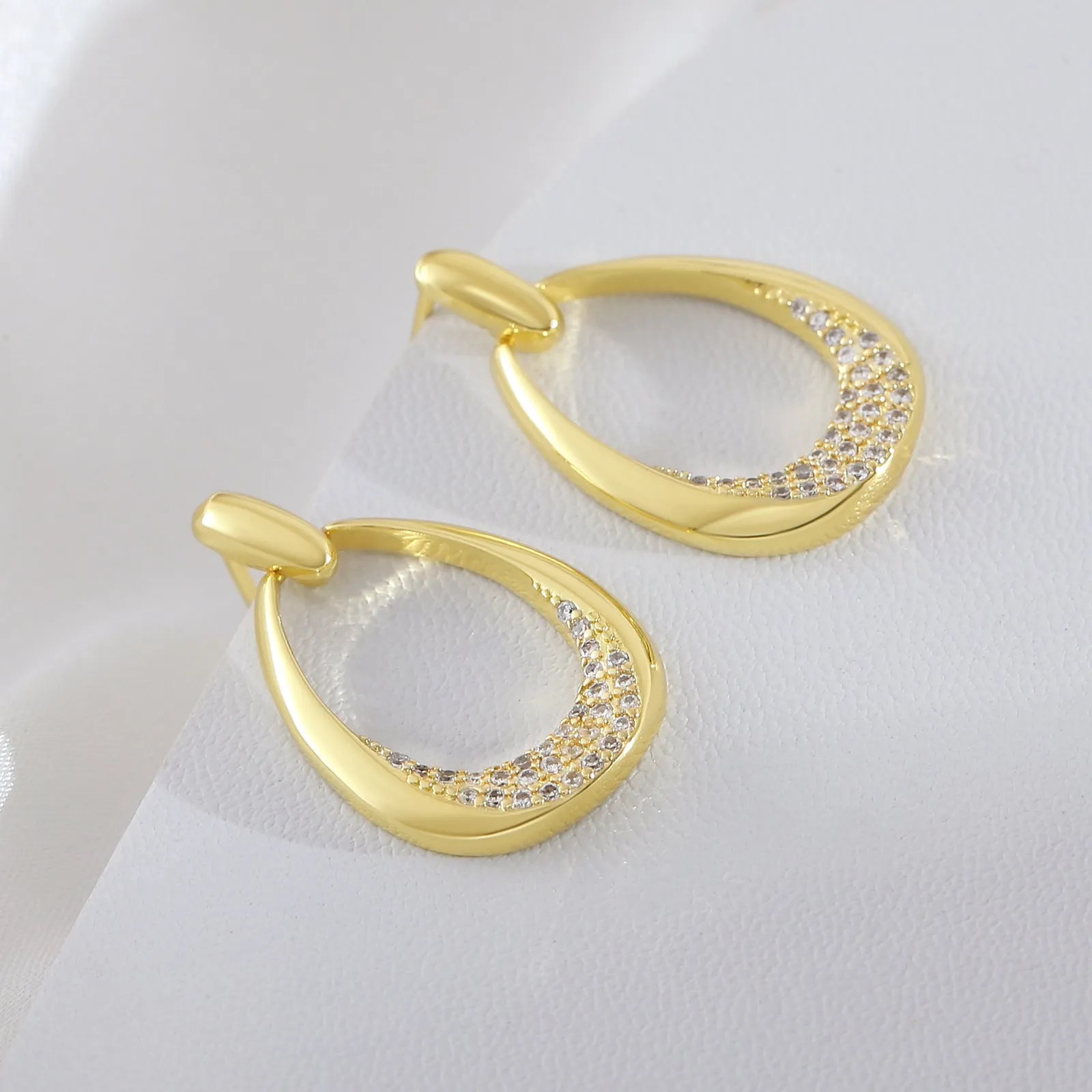Women's geometric drop-shaped earrings in yellow gold with round and oval elements
