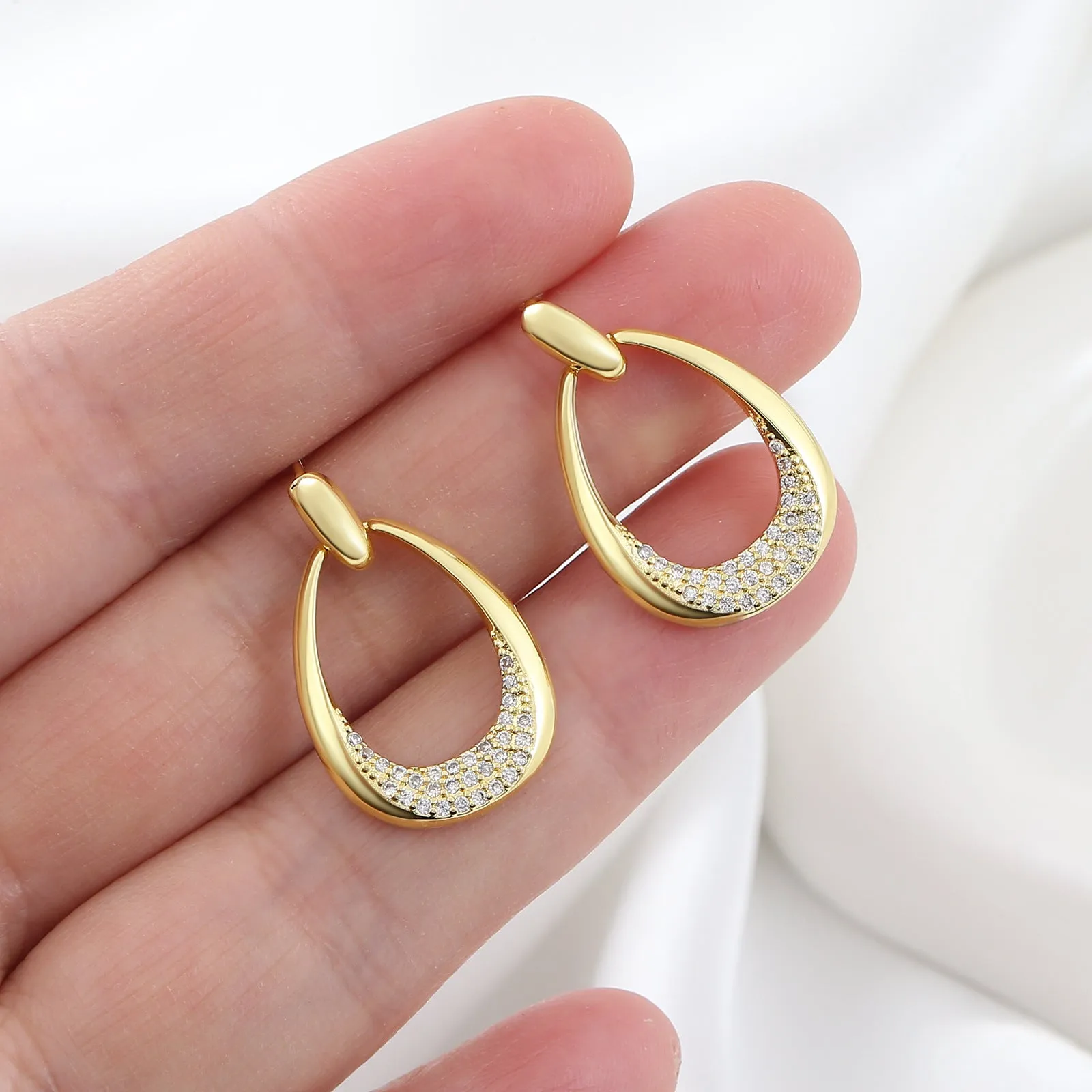 Women's geometric drop-shaped earrings in yellow gold with round and oval elements