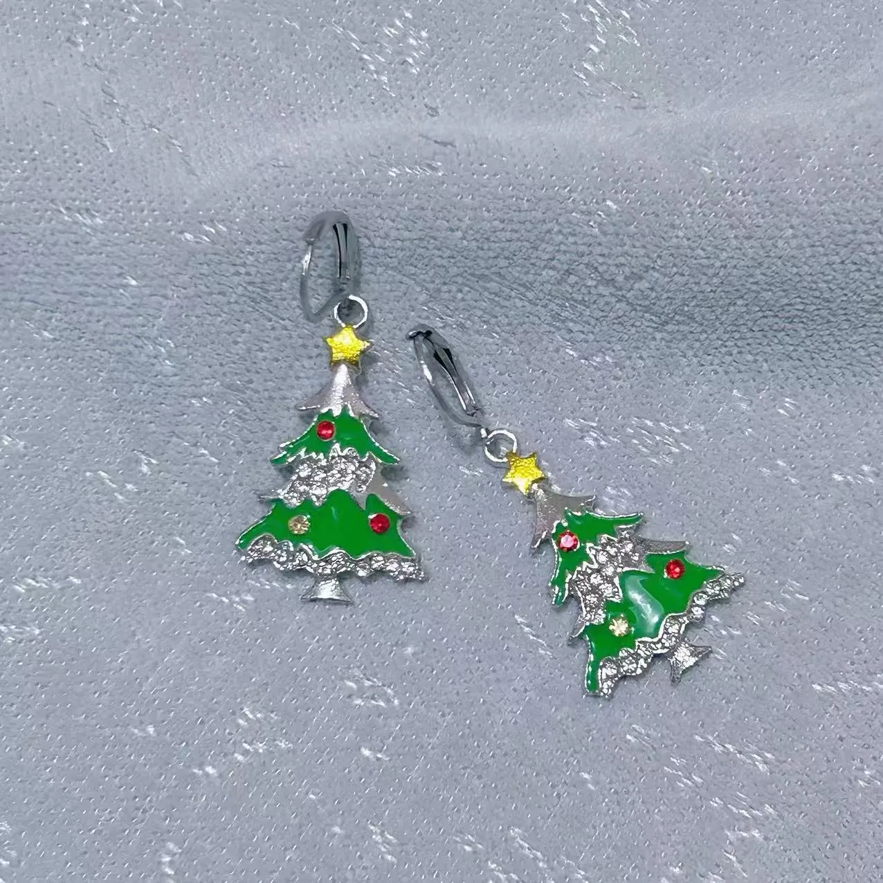 Christmas tree leaf-shaped alloy pendant necklace with rhinestone detailing and O-shaped chain