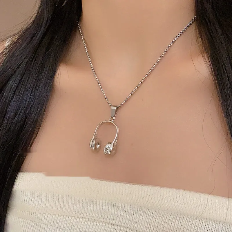 Alloy headphone necklace pendant on long chain, casual unisex accessory with electroplated finish
