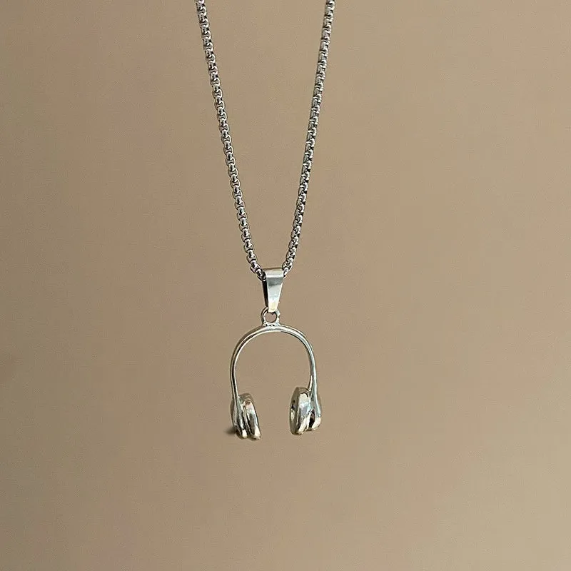 Alloy headphone necklace pendant on long chain, casual unisex accessory with electroplated finish