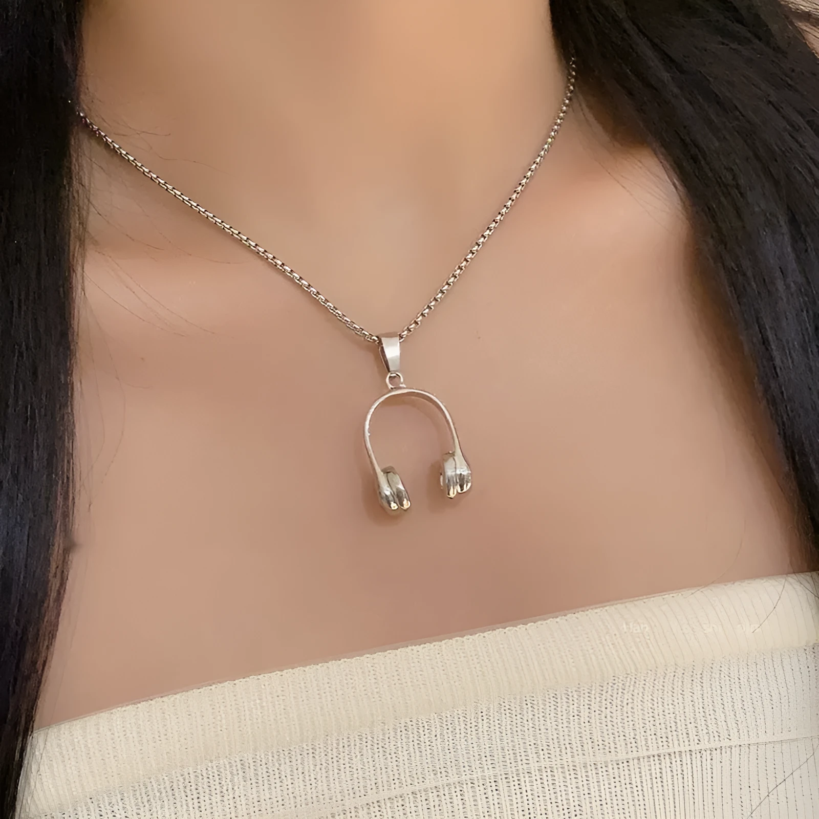 Alloy headphone necklace pendant on long chain, casual unisex accessory with electroplated finish